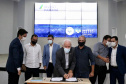 Foz do Iguaçu e Cascavel, no Oeste do Estado, agora têm representações locais da Invest Paraná, agência do promoção e prospecção de novos negócios e investimentos no Estado. A oficialização dessas novas representações foi feita pelo vice-governador Darci Piana nesta quinta-feira (4). Ele assinou termos de cooperação com representantes dos dois municípios.Foto: Camila Tonett