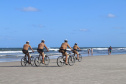 O ciclopatrulhamento foi uma das modalidades de policiamento aplicada como reforço durante o Verão Consciente 2020/2021, no litoral do estado, assim como já ocorre há alguns anos. Turistas e moradores das cidades de Guaratuba, Matinhos e Pontal do Paraná, além da Ilha do Mel, puderam estar mais próximos dos policiais em locais que, para viaturas convencionais, o acesso não é possível.  - Curitiba, 28/02/2021  -  Foto: Divulgação SESP-PR