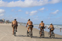 O ciclopatrulhamento foi uma das modalidades de policiamento aplicada como reforço durante o Verão Consciente 2020/2021, no litoral do estado, assim como já ocorre há alguns anos. Turistas e moradores das cidades de Guaratuba, Matinhos e Pontal do Paraná, além da Ilha do Mel, puderam estar mais próximos dos policiais em locais que, para viaturas convencionais, o acesso não é possível.  - Curitiba, 28/02/2021  -  Foto: Divulgação SESP-PR
