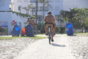 O ciclopatrulhamento foi uma das modalidades de policiamento aplicada como reforço durante o Verão Consciente 2020/2021, no litoral do estado, assim como já ocorre há alguns anos. Turistas e moradores das cidades de Guaratuba, Matinhos e Pontal do Paraná, além da Ilha do Mel, puderam estar mais próximos dos policiais em locais que, para viaturas convencionais, o acesso não é possível.  - Curitiba, 28/02/2021  -  Foto: Divulgação SESP-PR