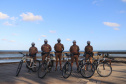 O ciclopatrulhamento foi uma das modalidades de policiamento aplicada como reforço durante o Verão Consciente 2020/2021, no litoral do estado, assim como já ocorre há alguns anos. Turistas e moradores das cidades de Guaratuba, Matinhos e Pontal do Paraná, além da Ilha do Mel, puderam estar mais próximos dos policiais em locais que, para viaturas convencionais, o acesso não é possível.  - Curitiba, 28/02/2021  -  Foto: Divulgação SESP-PR