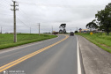 O Departamento de Estradas de Rodagem do Paraná (DER/PR) está realizando serviços de conservação na PR-340, em Castro, na região dos Campos Gerais. Os trabalhos estão em andamento no trecho de 5,72 quilômetros entre a PR-151 e o acesso para a cooperativa Castrolanda, e beneficiam os mais de 71 mil habitantes locais, além de toda a cadeia produtiva da região. -  Foto: Divulgação DER-PR