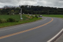 O Departamento de Estradas de Rodagem do Paraná (DER/PR) está realizando serviços de conservação na PR-340, em Castro, na região dos Campos Gerais. Os trabalhos estão em andamento no trecho de 5,72 quilômetros entre a PR-151 e o acesso para a cooperativa Castrolanda, e beneficiam os mais de 71 mil habitantes locais, além de toda a cadeia produtiva da região. -  Foto: Divulgação DER-PR