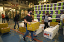 O Paraná recebe mais 148,6 mil doses do imunizante CoronaVac para continuar a vacinação contra a Covid-19 no estado. O lote enviado pelo Ministério da Saúde chegou no início da noite no Centro de Medicamentos do Paraná (Cemepar), em Curitiba.09/03/2021. Foto: Geraldo Bubniak/AEN