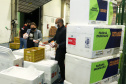 O Paraná recebe mais 148,6 mil doses do imunizante CoronaVac para continuar a vacinação contra a Covid-19 no estado. O lote enviado pelo Ministério da Saúde chegou no início da noite no Centro de Medicamentos do Paraná (Cemepar), em Curitiba.09/03/2021. Foto: Geraldo Bubniak/AEN