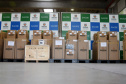 A Secretaria de Estado da Saúde (Sesa) enviou 37 ventiladores pulmonares doados pela Organização das Cooperativas do Paraná (Ocepar) para a Região Oeste do Paraná nesta quinta-feira (11). Os equipamentos serão utilizados para equipar leitos de UTI no combate à Covid-19.  -  Curitiba, 11/-3/2021  -  Foto: Amércio Antonio/SESA