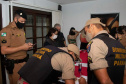 As equipes policiais da Ação Integrada de Fiscalização Urbana (AIFU) fecharam nove estabelecimentos comerciais irregulares e 44 pessoas acabaram encaminhadas por desrespeitar as medidas do decreto estadual de enfrentamento ao coronavírus. Durante as abordagens, 251 pessoas foram orientadas e outras 63 abordadas. O balanço compreende as ações de sexta-feira (12/03) a domingo (14/03) na cidade de Curitiba. - Curitiba, 15/03/2021 - Foto: Divulgação SESP-PR