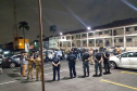 As equipes policiais da Ação Integrada de Fiscalização Urbana (AIFU) fecharam nove estabelecimentos comerciais irregulares e 44 pessoas acabaram encaminhadas por desrespeitar as medidas do decreto estadual de enfrentamento ao coronavírus. Durante as abordagens, 251 pessoas foram orientadas e outras 63 abordadas. O balanço compreende as ações de sexta-feira (12/03) a domingo (14/03) na cidade de Curitiba. - Curitiba, 15/03/2021 - Foto: Divulgação SESP-PR