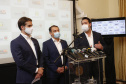 Paraná, Santa Catarina e Rio Grande do Sul se uniram em busca de saídas conjuntas para conter a expansão da crise sanitária decorrente da pandemia da Covid-19. 
O anúncio foi feito pelos governadores Carlos Massa Ratinho Junior (Paraná), Carlos Moisés (Santa Catarina) e Eduardo Leite (Rio Grande do Sul), além dos respectivos secretários de Saúde de cada estado.  Foto: Jonathan Campos/AEN