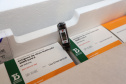 O Governo do Estado receu neste sábado (20),  mais 240.450 doses de vacinas contra o coronavírus. São 234.200 doses da Coronavac, produzida pela Sinovac e Instituto Butantan, e 6.250 do imunizante desenvolvido pela Universidade de Oxford/AstraZeneca, parte do primeiro lote fabricado pela Fundação Oswaldo Cruz (Fiocruz).  -  Curitiba, 20/03/2021  -  Foto: Ari Dias/AEN
