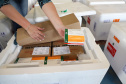 O Governo do Estado receu neste sábado (20),  mais 240.450 doses de vacinas contra o coronavírus. São 234.200 doses da Coronavac, produzida pela Sinovac e Instituto Butantan, e 6.250 do imunizante desenvolvido pela Universidade de Oxford/AstraZeneca, parte do primeiro lote fabricado pela Fundação Oswaldo Cruz (Fiocruz).  -  Curitiba, 20/03/2021  -  Foto: Ari Dias/AEN