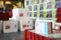 O Governo do Estado receu neste sábado (20),  mais 240.450 doses de vacinas contra o coronavírus. São 234.200 doses da Coronavac, produzida pela Sinovac e Instituto Butantan, e 6.250 do imunizante desenvolvido pela Universidade de Oxford/AstraZeneca, parte do primeiro lote fabricado pela Fundação Oswaldo Cruz (Fiocruz).  -  Curitiba, 20/03/2021  -  Foto: Ari Dias/AEN