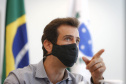 O governador Carlos Massa Ratinho Junior afirmou nesta quinta-feira (25) que a nova modalidade de ensino dos Colégios Cívico-Militares do Paraná (CCM-PR), que começa a ser implantada neste ano letivo em 197 escolas da rede pública estadual, será referência para uma nova geração de estudantes. Na foto, o secretário estadual da Educação, Renato Feder -  Curitiba, 25/03/2021  -  Foto: Jonathan Campos/AEN
