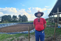 Parceria entre Sanepar e Frísia protege mananciais e beneficia produtores - O bovinocultor Marcelino Mondeo verificou ganhos na sua produção após a instalação da esterqueira.  -  Foto: Divulgação Sanepar
