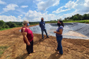 Parceria entre Sanepar e Frísia protege mananciais e beneficia produtores. - Técnicos da Frísia e da Sanepar acompanham o andamento do projeto  -  Foto: Divulgação Sanepar