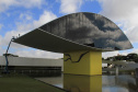 Obra do Paranacidade, o MON foi erguido em seis meses de trabalho ininterrupto. Maior Museu da América Latina, o Museu Oscar Niemeyer é um exemplo de arquitetura aliada à arte. Mais conhecido como museu do olho, por causa da sua torre, uma grande estrutura oval em vidro, o MON foi inaugurado em 2002 e sua construção chegou a ter 700 operários trabalhando em três turnos, 24 horas por dia.  -  Foto: Divulgação Paranacidade