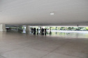 Obra do Paranacidade, o MON foi erguido em seis meses de trabalho ininterrupto. Maior Museu da América Latina, o Museu Oscar Niemeyer é um exemplo de arquitetura aliada à arte. Mais conhecido como museu do olho, por causa da sua torre, uma grande estrutura oval em vidro, o MON foi inaugurado em 2002 e sua construção chegou a ter 700 operários trabalhando em três turnos, 24 horas por dia.  -  Foto: Divulgação Paranacidade