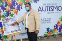 Noventa peças formam o quebra-cabeça que uniu autoridades do Paraná em prol da conscientização sobre o Transtorno do Espectro Autista, nesta segunda-feira (5). Em uma ação organizada pela Superintendência Geral de Ação Solidária do Governo do Estado (SGAS), o governador Carlos Massa Ratinho Junior, secretários de Estado e chefes de outros poderes compareceram ao Palácio Iguaçu para montarem uma peça do mosaico que serve de metáfora para a complexidade do autismo.Foto: Jonathan Campos/AEN