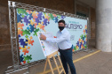 Noventa peças formam o quebra-cabeça que uniu autoridades do Paraná em prol da conscientização sobre o Transtorno do Espectro Autista, nesta segunda-feira (5). Em uma ação organizada pela Superintendência Geral de Ação Solidária do Governo do Estado (SGAS), o governador Carlos Massa Ratinho Junior, secretários de Estado e chefes de outros poderes compareceram ao Palácio Iguaçu para montarem uma peça do mosaico que serve de metáfora para a complexidade do autismo. Foto: Valdelino Pontes