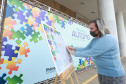 Noventa peças formam o quebra-cabeça que uniu autoridades do Paraná em prol da conscientização sobre o Transtorno do Espectro Autista, nesta segunda-feira (5). Em uma ação organizada pela Superintendência Geral de Ação Solidária do Governo do Estado (SGAS), o governador Carlos Massa Ratinho Junior, secretários de Estado e chefes de outros poderes compareceram ao Palácio Iguaçu para montarem uma peça do mosaico que serve de metáfora para a complexidade do autismo. Foto: Valdelino Pontes