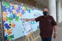 Noventa peças formam o quebra-cabeça que uniu autoridades do Paraná em prol da conscientização sobre o Transtorno do Espectro Autista, nesta segunda-feira (5). Em uma ação organizada pela Superintendência Geral de Ação Solidária do Governo do Estado (SGAS), o governador Carlos Massa Ratinho Junior, secretários de Estado e chefes de outros poderes compareceram ao Palácio Iguaçu para montarem uma peça do mosaico que serve de metáfora para a complexidade do autismo. Foto: Valdelino Pontes