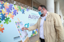 Noventa peças formam o quebra-cabeça que uniu autoridades do Paraná em prol da conscientização sobre o Transtorno do Espectro Autista, nesta segunda-feira (5). Em uma ação organizada pela Superintendência Geral de Ação Solidária do Governo do Estado (SGAS), o governador Carlos Massa Ratinho Junior, secretários de Estado e chefes de outros poderes compareceram ao Palácio Iguaçu para montarem uma peça do mosaico que serve de metáfora para a complexidade do autismo. Foto: Valdelino Pontes