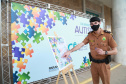 Noventa peças formam o quebra-cabeça que uniu autoridades do Paraná em prol da conscientização sobre o Transtorno do Espectro Autista, nesta segunda-feira (5). Em uma ação organizada pela Superintendência Geral de Ação Solidária do Governo do Estado (SGAS), o governador Carlos Massa Ratinho Junior, secretários de Estado e chefes de outros poderes compareceram ao Palácio Iguaçu para montarem uma peça do mosaico que serve de metáfora para a complexidade do autismo. Foto: Valdelino Pontes