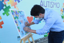 Noventa peças formam o quebra-cabeça que uniu autoridades do Paraná em prol da conscientização sobre o Transtorno do Espectro Autista, nesta segunda-feira (5). Em uma ação organizada pela Superintendência Geral de Ação Solidária do Governo do Estado (SGAS), o governador Carlos Massa Ratinho Junior, secretários de Estado e chefes de outros poderes compareceram ao Palácio Iguaçu para montarem uma peça do mosaico que serve de metáfora para a complexidade do autismo. Foto: Valdelino Pontes