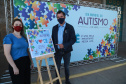 Noventa peças formam o quebra-cabeça que uniu autoridades do Paraná em prol da conscientização sobre o Transtorno do Espectro Autista, nesta segunda-feira (5). Em uma ação organizada pela Superintendência Geral de Ação Solidária do Governo do Estado (SGAS), o governador Carlos Massa Ratinho Junior, secretários de Estado e chefes de outros poderes compareceram ao Palácio Iguaçu para montarem uma peça do mosaico que serve de metáfora para a complexidade do autismo. Foto: Valdelino Pontes