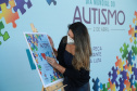 Noventa peças formam o quebra-cabeça que uniu autoridades do Paraná em prol da conscientização sobre o Transtorno do Espectro Autista, nesta segunda-feira (5). Em uma ação organizada pela Superintendência Geral de Ação Solidária do Governo do Estado (SGAS), o governador Carlos Massa Ratinho Junior, secretários de Estado e chefes de outros poderes compareceram ao Palácio Iguaçu para montarem uma peça do mosaico que serve de metáfora para a complexidade do autismo. Foto: Valdelino Pontes