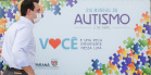 Noventa peças formam o quebra-cabeça que uniu autoridades do Paraná em prol da conscientização sobre o Transtorno do Espectro Autista, nesta segunda-feira (5). Em uma ação organizada pela Superintendência Geral de Ação Solidária do Governo do Estado (SGAS), o governador Carlos Massa Ratinho Junior, secretários de Estado e chefes de outros poderes compareceram ao Palácio Iguaçu para montarem uma peça do mosaico que serve de metáfora para a complexidade do autismo.Foto: Jonathan Campos/AEN