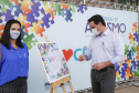Noventa peças formam o quebra-cabeça que uniu autoridades do Paraná em prol da conscientização sobre o Transtorno do Espectro Autista, nesta segunda-feira (5). Em uma ação organizada pela Superintendência Geral de Ação Solidária do Governo do Estado (SGAS), o governador Carlos Massa Ratinho Junior, secretários de Estado e chefes de outros poderes compareceram ao Palácio Iguaçu para montarem uma peça do mosaico que serve de metáfora para a complexidade do autismo.Foto: Jonathan Campos/AEN