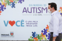 Noventa peças formam o quebra-cabeça que uniu autoridades do Paraná em prol da conscientização sobre o Transtorno do Espectro Autista, nesta segunda-feira (5). Em uma ação organizada pela Superintendência Geral de Ação Solidária do Governo do Estado (SGAS), o governador Carlos Massa Ratinho Junior, secretários de Estado e chefes de outros poderes compareceram ao Palácio Iguaçu para montarem uma peça do mosaico que serve de metáfora para a complexidade do autismo.Foto: Jonathan Campos/AEN
