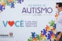 Noventa peças formam o quebra-cabeça que uniu autoridades do Paraná em prol da conscientização sobre o Transtorno do Espectro Autista, nesta segunda-feira (5). Em uma ação organizada pela Superintendência Geral de Ação Solidária do Governo do Estado (SGAS), o governador Carlos Massa Ratinho Junior, secretários de Estado e chefes de outros poderes compareceram ao Palácio Iguaçu para montarem uma peça do mosaico que serve de metáfora para a complexidade do autismo.Foto: Jonathan Campos/AEN