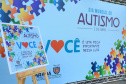 Noventa peças formam o quebra-cabeça que uniu autoridades do Paraná em prol da conscientização sobre o Transtorno do Espectro Autista, nesta segunda-feira (5). Em uma ação organizada pela Superintendência Geral de Ação Solidária do Governo do Estado (SGAS), o governador Carlos Massa Ratinho Junior, secretários de Estado e chefes de outros poderes compareceram ao Palácio Iguaçu para montarem uma peça do mosaico que serve de metáfora para a complexidade do autismo.Foto: Jose Fernando Ogura/AEN