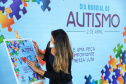 Noventa peças formam o quebra-cabeça que uniu autoridades do Paraná em prol da conscientização sobre o Transtorno do Espectro Autista, nesta segunda-feira (5). Em uma ação organizada pela Superintendência Geral de Ação Solidária do Governo do Estado (SGAS), o governador Carlos Massa Ratinho Junior, secretários de Estado e chefes de outros poderes compareceram ao Palácio Iguaçu para montarem uma peça do mosaico que serve de metáfora para a complexidade do autismo.Foto: Jose Fernando Ogura/AEN
