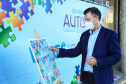 Noventa peças formam o quebra-cabeça que uniu autoridades do Paraná em prol da conscientização sobre o Transtorno do Espectro Autista, nesta segunda-feira (5). Em uma ação organizada pela Superintendência Geral de Ação Solidária do Governo do Estado (SGAS), o governador Carlos Massa Ratinho Junior, secretários de Estado e chefes de outros poderes compareceram ao Palácio Iguaçu para montarem uma peça do mosaico que serve de metáfora para a complexidade do autismo.Foto: Jose Fernando Ogura/AEN