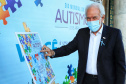 Noventa peças formam o quebra-cabeça que uniu autoridades do Paraná em prol da conscientização sobre o Transtorno do Espectro Autista, nesta segunda-feira (5). Em uma ação organizada pela Superintendência Geral de Ação Solidária do Governo do Estado (SGAS), o governador Carlos Massa Ratinho Junior, secretários de Estado e chefes de outros poderes compareceram ao Palácio Iguaçu para montarem uma peça do mosaico que serve de metáfora para a complexidade do autismo.Foto: Jose Fernando Ogura/AEN