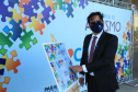 Noventa peças formam o quebra-cabeça que uniu autoridades do Paraná em prol da conscientização sobre o Transtorno do Espectro Autista, nesta segunda-feira (5). Em uma ação organizada pela Superintendência Geral de Ação Solidária do Governo do Estado (SGAS), o governador Carlos Massa Ratinho Junior, secretários de Estado e chefes de outros poderes compareceram ao Palácio Iguaçu para montarem uma peça do mosaico que serve de metáfora para a complexidade do autismo.Foto: Jose Fernando Ogura/AEN