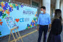 Noventa peças formam o quebra-cabeça que uniu autoridades do Paraná em prol da conscientização sobre o Transtorno do Espectro Autista, nesta segunda-feira (5). Em uma ação organizada pela Superintendência Geral de Ação Solidária do Governo do Estado (SGAS), o governador Carlos Massa Ratinho Junior, secretários de Estado e chefes de outros poderes compareceram ao Palácio Iguaçu para montarem uma peça do mosaico que serve de metáfora para a complexidade do autismo.Foto: Jose Fernando Ogura/AEN