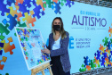 Noventa peças formam o quebra-cabeça que uniu autoridades do Paraná em prol da conscientização sobre o Transtorno do Espectro Autista, nesta segunda-feira (5). Em uma ação organizada pela Superintendência Geral de Ação Solidária do Governo do Estado (SGAS), o governador Carlos Massa Ratinho Junior, secretários de Estado e chefes de outros poderes compareceram ao Palácio Iguaçu para montarem uma peça do mosaico que serve de metáfora para a complexidade do autismo.Foto: Jose Fernando Ogura/AEN