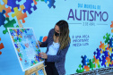 Noventa peças formam o quebra-cabeça que uniu autoridades do Paraná em prol da conscientização sobre o Transtorno do Espectro Autista, nesta segunda-feira (5). Em uma ação organizada pela Superintendência Geral de Ação Solidária do Governo do Estado (SGAS), o governador Carlos Massa Ratinho Junior, secretários de Estado e chefes de outros poderes compareceram ao Palácio Iguaçu para montarem uma peça do mosaico que serve de metáfora para a complexidade do autismo.Foto: Jose Fernando Ogura/AEN