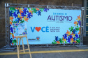 Noventa peças formam o quebra-cabeça que uniu autoridades do Paraná em prol da conscientização sobre o Transtorno do Espectro Autista, nesta segunda-feira (5). Em uma ação organizada pela Superintendência Geral de Ação Solidária do Governo do Estado (SGAS), o governador Carlos Massa Ratinho Junior, secretários de Estado e chefes de outros poderes compareceram ao Palácio Iguaçu para montarem uma peça do mosaico que serve de metáfora para a complexidade do autismo.Foto: Jose Fernando Ogura/AEN
