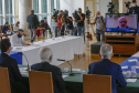 O governador Carlos Massa Ratinho Junior anunciou nesta terça-feira (6) no Palácio Iguaçu que a campanha de vacinação no Paraná vai até a meia-noite a partir dos próximos dias em alguns municípios, esforço que se soma à campanha de domingo a domingo para agilizar a imunização no Estado. A ideia é acelerar a aplicação das doses que estão disponíveis.Foto Gilson Abreu/AEN