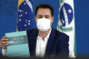 O governador Carlos Massa Ratinho Junior e o presidente da Assembleia Legislativa do Paraná, Ademar Traiano, lançaram nesta quarta-feira (14), no Palácio Iguaçu, a segunda edição do programa Paraná Mais Cidades, que disponibilizará meio bilhão para investimentos nos 399 municípios. Os recursos são do Tesouro Estadual e da sobra orçamentária do Poder Legislativo. -  Curitiba, 14/04/2021  -  Foto: Jonathan Campos/AEN