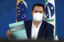 O governador Carlos Massa Ratinho Junior e o presidente da Assembleia Legislativa do Paraná, Ademar Traiano, lançaram nesta quarta-feira (14), no Palácio Iguaçu, a segunda edição do programa Paraná Mais Cidades, que disponibilizará meio bilhão para investimentos nos 399 municípios. Os recursos são do Tesouro Estadual e da sobra orçamentária do Poder Legislativo. -  Curitiba, 14/04/2021  -  Foto: Jonathan Campos/AEN