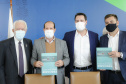 O governador Carlos Massa Ratinho Junior e o presidente da Assembleia Legislativa do Paraná, Ademar Traiano, lançaram nesta quarta-feira (14), no Palácio Iguaçu, a segunda edição do programa Paraná Mais Cidades, que disponibilizará meio bilhão para investimentos nos 399 municípios. Os recursos são do Tesouro Estadual e da sobra orçamentária do Poder Legislativo. -  Curitiba, 14/04/2021  -  Foto: Jonathan Campos/AEN