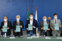 O governador Carlos Massa Ratinho Junior e o presidente da Assembleia Legislativa do Paraná, Ademar Traiano, lançaram nesta quarta-feira (14), no Palácio Iguaçu, a segunda edição do programa Paraná Mais Cidades, que disponibilizará meio bilhão para investimentos nos 399 municípios. Os recursos são do Tesouro Estadual e da sobra orçamentária do Poder Legislativo. -  Curitiba, 14/04/2021  -  Foto: Jonathan Campos/AEN
