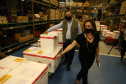 Mais 363.340 doses de vacinas contra o coronavírus foram distribuídas às 22 Regionais de Saúde do Paraná nesta sexta-feira (16). A 13ª remessa recebida pelo Ministério da Saúde é composta por 138.090 doses da CoronaVac, produzida pelo Instituto Butantan/Sinovac, e 225.250 doses da Covishield, produzida pela Universidade de Oxford/AstraZeneca/Fiocruz. - Curitiba, 16/04/2021  -  Foto: Ari Dias/AEN