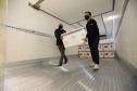 Um novo carregamento com 368.050 doses de vacinas contra a Covid-19 chega no Centro de Medicamentos do Paraná (Cemepar), em Curitiba, na noite desta quinta-feira (15). São 142.800 doses da CoronaVac/Butantan e 225.250 doses da vacina de Oxford/AstraZeneca/Fiocruz.Foto: Geraldo Bubniak/AEN